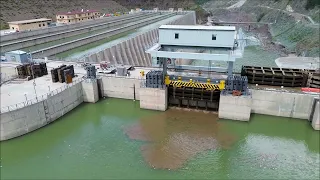 Stoplogs installation in Dam Spillway