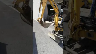 ASTA ESCAVATORE CINGOLATO CON BENNA marca "KOMATSU"