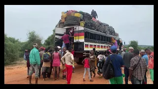 MADAGASCAR la RN10 Toliara - Fort Dauphin avec Taxi-Brousse BELIA