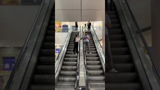 Escalator Prank😝 Dhokha Hua Mere Sath😭|| #shorts #random #youtubeshorts #reaction #funny #yt