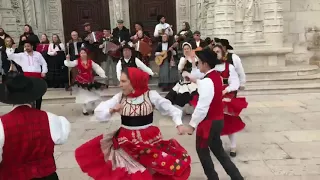 Dança portuguesa ao vivo em frente ao Mosteiro dos Jerónimos em Lisboa Portugal III