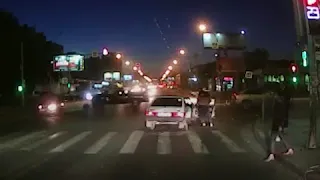 Новосибирск: девушка выпала из машины в момент ДТП