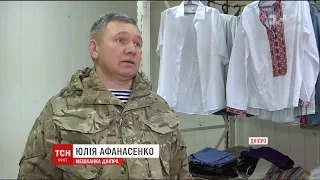 Військовий у Дніпрі відкрив крамницю, де можна безкоштовно взяти одяг