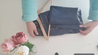 Una manera facil de doblar y colgar los pantalones.