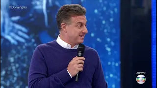 LUCIANO HUCK FALA DO PESO DE MARÍLIA MENDONÇA AO VIVO NO DOMINGÃO: "SÓ VEIO METADE DELAS"