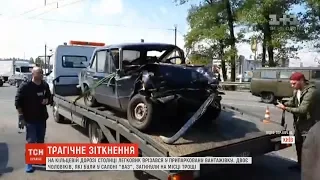 У Києві на кільцевій дорозі легковик врізався у вантажівку, двоє людей загинули