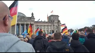 Жители Берлина вышли на митинг у здания бундестага