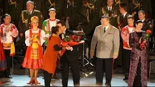 Иосиф Кобзон и хор внутренних войск МВД России на сцене Летнего театра в болгарском Бургасе