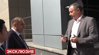 Беседин встретил Пегова у здания метрополитена