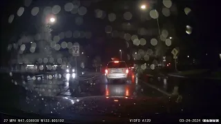 Idiot Driver failing to yield the right of way in a roundabout