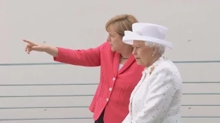 Die Queen in Berlin: Schloss Bellevue und eine Bootstour in Weiß-Rot | DER SPIEGEL