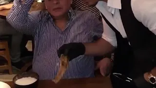 Diego Maradonna and salt bae/Диего Марадонна в ресторане