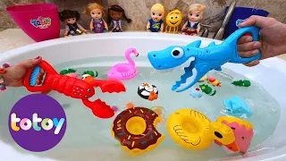 Totoykids brincando de quem pega mais Surpresas 🎁🎣na Banheira💦🛁!!! Meninos vs Meninas!!!