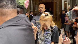 Rosé accepts a rose from fan heading to VMAs in NYC! #rosé #blackpink