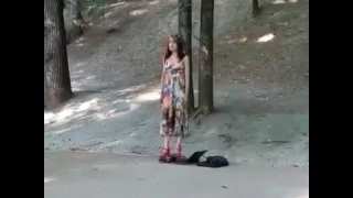 Девушка поет в парке Кисловодска