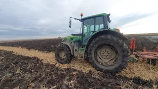 Ce consum are la arat JohnDeere 6120M la un hectar și cât face pe oră