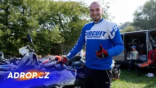 Jízda na motorce na enduro trati/ Honza si užívá parádní jízdu pro Adrop.cz