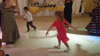 Русская девочка зажигает на армянской свадьбе