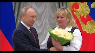 Putin presents awards to women on International Women's Day