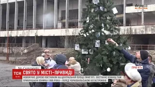 Новорічне дерево поставили на центральній площі Прип’яті уперше після катастрофи на ЧАЕС