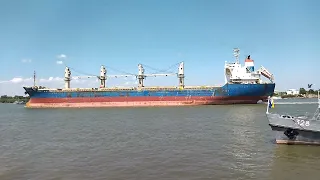Огромный грузовой корабль плывёт и гудит