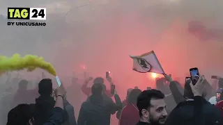Europa League Roma Milan, l’arrivo del pullman giallorosso tra i tifosi con cori e fumogeni