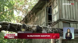 «Живем, как изгои»: аварийный дом в Алматы власти «спрятали» за высоким забором