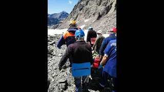 В Республике Алтай спасатели эвакуировали туристку, травмированную в горах. Видео