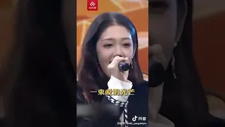 希林娜依·高《年轻的战场》 唱出生命的力量！| 中国音乐电视 Music TV