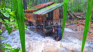 Solo camping, heavy rain, heavy rain and big floods, eating natural mushrooms and natural fruit