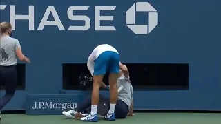 Djokovic squalificato agli Us Open: colpisce una giudice di linea con una pallata