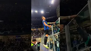 This is what it’s like to celebrate with Lautaro Martinez in front of Inter fans at the San Siro! 🤯