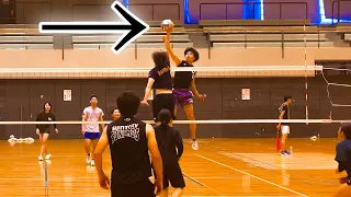 (volleyball game) to compete on top of the volleyball net
