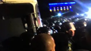 Толпа заставила "Беркут" снять маски возле Святошинского РОВД