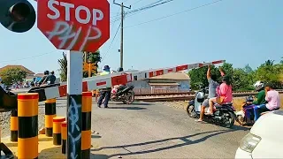 Triple Unik Kejadian Perlintasan Kereta Api Stasiun Pabuaran Subang