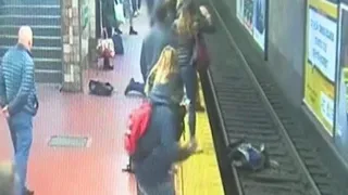 Mujer sobrevive tras caer al metro de Buenos Aires por desmayo de un hombre