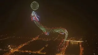 无人机灯光秀：金龙吐珠︱Drone light show staged to celebrate New Year in Wuxi, China