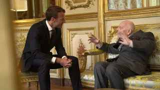 Avec Daniel Cordier, ancien secrétaire de Jean Moulin l Emmanuel Macron