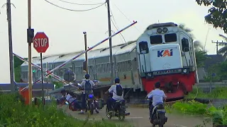 NGERII...!!! DETIK-DETIK PENGENDARA MOTOR TERJATUH DI PERLINTASAN SAAT KERETA AKAN MELINTAS