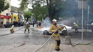 В центрі Виноградова горів автомобіль: пожежу власними силами загарити не вдалося (ФОТО,ВІДЕО)