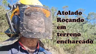 Roçando em terreno encharcado