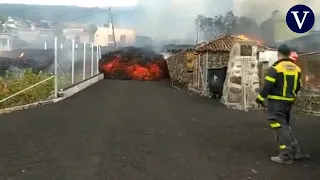 La lava pierde velocidad mientras sigue arrasando centenares de casas en su camino al mar