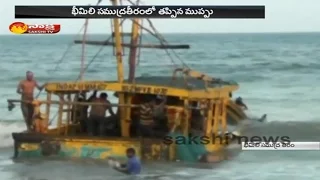 Fisherman's Escapes From Death Over Boat Damage || Visakhapatnam