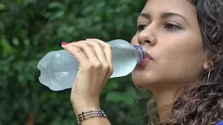 ¿Es seguro reutilizar las botellas de agua de plástico?