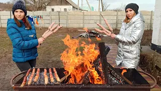 БЛИЗНЯШКИ ЖАРЯТ КОЛБАСКИ НА КОСТРЕ, КРАСИВЫЕ ДЕВУШКИ У МАНГАЛА