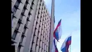 01 03 2014 Донецк   спускают украинский флаг в ДонецкеCAM03041