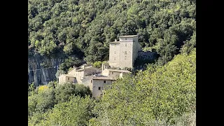 Scheggino: medieval tower in a little village with splendid views plus a plot of land with 2 barns