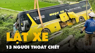 Xe giường nằm lật xuống ruộng, 13 người thoát chết