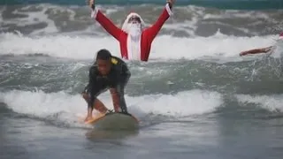 Niños huérfanos de Bali aprenden a surfear de la mano de Santa