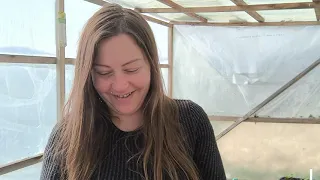 Comment repiquer les laitues, visite du potager et de la serre, on continue les semis vlog 9